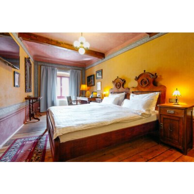 Noc se snídaní v kouzelném hotelu Latrán**** v historickém centru Českého Krumlova pro 2 osoby – Hledejceny.cz