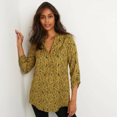 Dlouhá krepová halenka s grafickým potiskem olivová/černá – Zboží Dáma