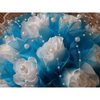 Buket na kapotu bílé růže / tyrkys, nebo na přání – Hledejceny.cz