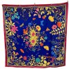 Šátek hedvábný šátek s motivem květin královská modř v dárkovém balení