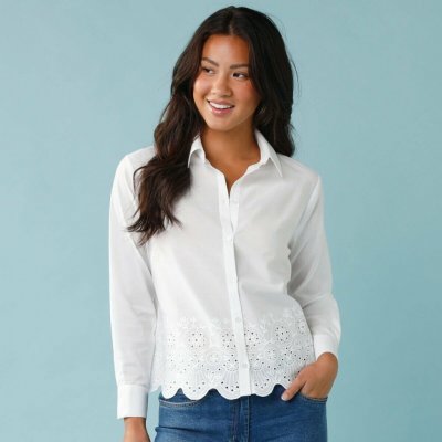 Jednobarevná halenka s madeirovou výšivkou pro menší postavu bílá – Sleviste.cz