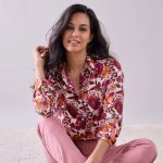 Halenka na knoflíčky s potiskem režná/švestková – Zboží Dáma