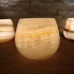 Svícen z přírodního kamene kónický L průměr 12,5 cm Varianta: Výrazný vzor – Hledejceny.cz