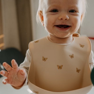 Petite&Mars Bryndák silikonový Sam Take&Match 6m+ Sand Butterflies – Sleviste.cz