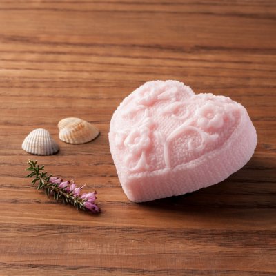 NatureSecret glycerinové mýdlo s vůní růže s bambuckým máslem (srdce) aroma Tajemství mládí 80 g