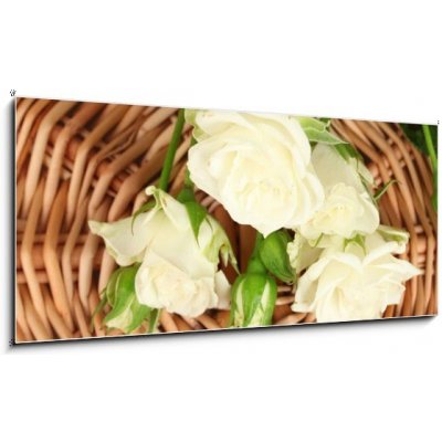 Obraz 1D panorama - 120 x 50 cm - Beautiful white roses on wicker mat close-up Krásné bílé růže na proutěné rohože blízko