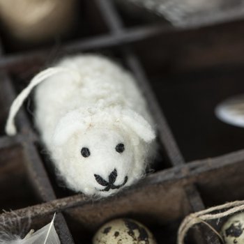 IB LAURSEN Vlněná závěsná dekorace ovečka Easter Lamb, bílá barva, textil