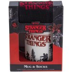 CurePink xDárkový set hrnek s ponožkami Netflix Stranger Things Les 300 ml – Zboží Dáma