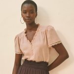 Halenka s volánkem a krátkými rukávy růžová pudrová – Sleviste.cz