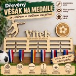 ADVIPO dekorace Dřevěný věšák na medaile pro fotbalistu se jménem na přání – Hledejceny.cz