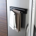 YAMAZAKI Magnetický výklopný držák utěrek Tower 2457, černý – Zboží Dáma