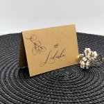 Jmenovka na stůl tvar stříška, kraft hnědá, rozměr 85 x 120 mm – Zboží Dáma