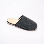 Jednobarevné pantofle s vlněnou podšívkou a tichým došlapem antracitová – Zboží Dáma