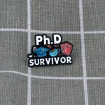 Pinarna Ph.D. survivor / Přeživší Ph.D. – Zboží Dáma Pinarna Ph.D. survivor / Přeživší Ph.D. – Zboží Dáma