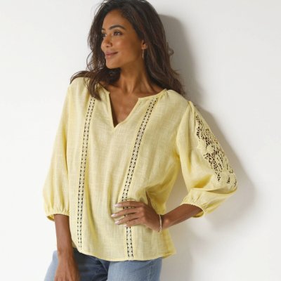 Jednobarevná halenka s macramé a ažurovou výšivkou žlutá – Zboží Dáma