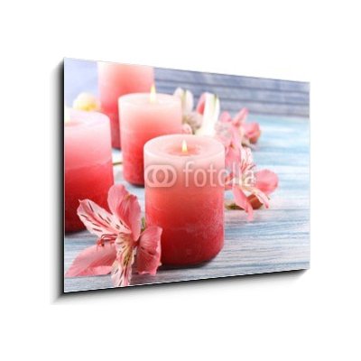 Obraz 1D - 100 x 70 cm - Beautiful candles with flowers on wooden background Krásné svíčky s květinami na dřevěné pozadí – Zboží Mobilmania
