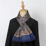 Hřejivá pánská hedvábná šála tmavě modrá s kašmírovým zlatým vzorem – Zboží Dáma