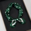 Šátek hedvábný šátek zelený s bílými puntíky