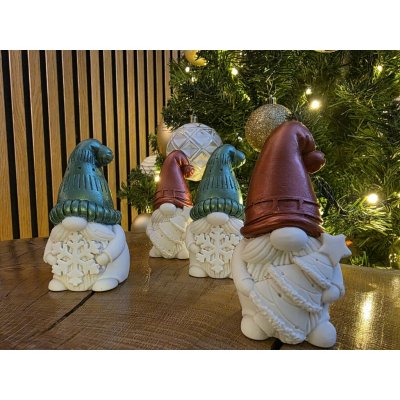 VOJA HOME Trpaslík se stromečkem (červený čepec) z modifikované pryskyřice, průměr 5 cm, výška 9,5 cm – Zboží Dáma