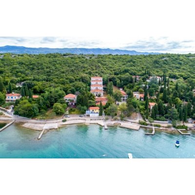 Chorvatsko pouhých 50 m od mořského břehu: Ostrov Krk v Hotelu Delfin *** s polopenzí + děti do 12 let zdarma - 3 dny pro 2 osoby – Hledejceny.cz