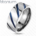 Šperky eshop Titanový prsten stříbrné vysoký lesk šikmé modré zářezy SP63.19 – Zboží Mobilmania