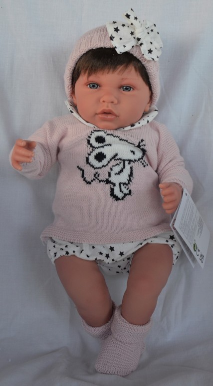 Marina & Pau Reborn miminko Ane ve svetru s myškou od firmy Ane Mouse Newborn 45 cm