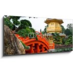Skleněný obraz 1D panorama - 120 x 50 cm - The Golden pavilion and red bridge in Nan Lian Garden, Hong Kong Zlatý pavilon a červený most v Nan Lian Garden, Hong Kong – Hledejceny.cz
