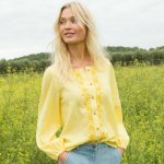 Halenka na knoflíčky s výšivkou a kulatým výstřihem žlutá – Sleviste.cz