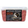 Rybářské krmítko Poseidon Baits Method feeder box 1kg + booster - Jahoda