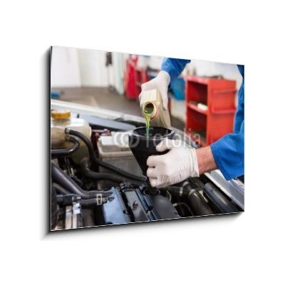 Skleněný obraz 1D - 100 x 70 cm - Mechanic pouring oil into car Mechanik nalévá olej do auta – Zboží Mobilmania