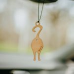 SOJKA Dřevěná vůně do auta - Kočičí zadek