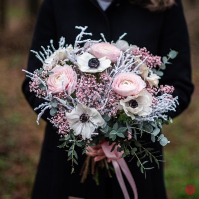 Zimní kytice s pryskyřníky a sasankami s doručením v Brně – Zboží Dáma