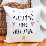 Ahome polštář Miluju Tě víc. Vyhrála jsem. 37x37 – Sleviste.cz