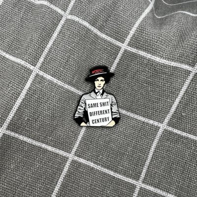 Pinarna Žena s nápisem Same sh*t different century Stejné sr*čky, jiné století – Zboží Dáma