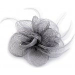 Brož / ozdoba do vlasů květ s peřím - šedá nejsvětlejší – Zboží Dáma
