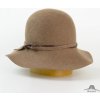 Klobouk Dámský vlněný klobouk střední krempa zdobený páskem kamel