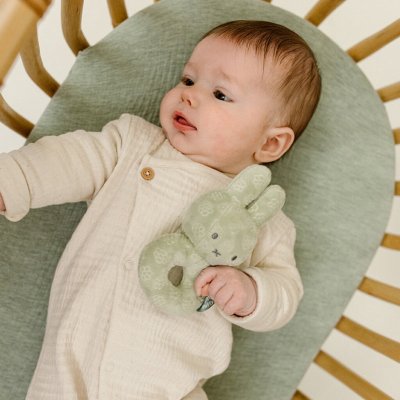 LITTLE DUTCH Chrastítko králíček Miffy Green Flower – Sleviste.cz