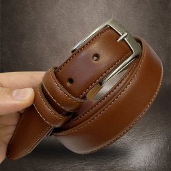 Dámský prošitý světle hnědý kožený pásek DEUTSCHLAND Leather s monogramem ražba lze zkrátit Luxusní kožený pásek s ražbou vlastního monogramu dodá na exkluzivitě a výjimečnosti.