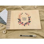 Rodinná kronika s věnečkem a dřevěnou vazbou č.2 Formát: A4 (1099 Kč), Barva listů: Bílá – Hledejceny.cz