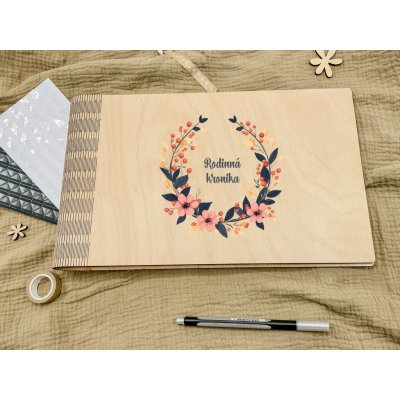 Rodinná kronika s věnečkem a dřevěnou vazbou č.2 Formát: A4 (1099 Kč), Barva listů: Bílá – Hledejceny.cz