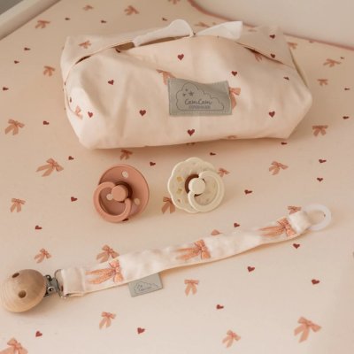 Cam Cam Copenhagen klip na dudlík s výšivkou Gots Bows – Zboží Dáma