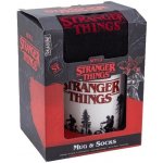 CurePink xDárkový set hrnek s ponožkami Netflix Stranger Things Les 300 ml – Zboží Dáma