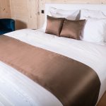 Biante Saténový přehoz/běhoun na postel Satén LUX-048 Bronzově hnědý 50x200 cm – Hledejceny.cz