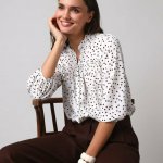 Košilová propínací halenka se žabičkováním režná/čokoládová – Zboží Dáma