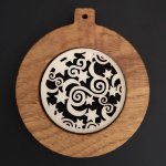 AMADEA Dřevěná ozdoba z masivu s vkladem koule s ornamentem 8 cm – Sleviste.cz