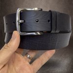 Tmavě modrý pánský kožený pásek s laserovým gravírováním a monogramem – Zboží Dáma