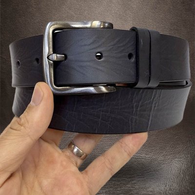 Tmavě modrý pánský kožený pásek s laserovým gravírováním a monogramem – Zboží Dáma