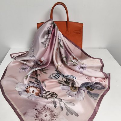 hedvábný šátek Růžová flóra – Sleviste.cz