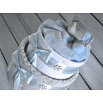 dortNEdort Dvoupatrový vánoční plenkový dort se sloníkem Miminko se narodilo a je mu asi měsíc, Barva dortuNEdortu nebo vzor deky: modrý stuha pro chlapečka – Zboží Dáma