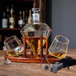 Whiskey set - luxusní karafa na whisky + 2 sklenice na dřevěném stojanu – Hledejceny.cz